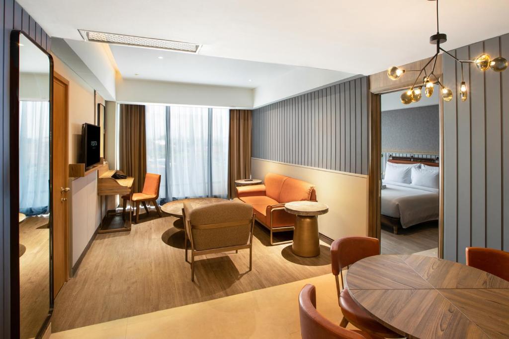 日惹PORTA by Ambarrukmo的酒店客房设有床和客厅。