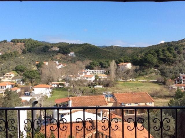 斯基亚索斯镇Nikos Victoria的享有带房屋的小镇阳台景致。