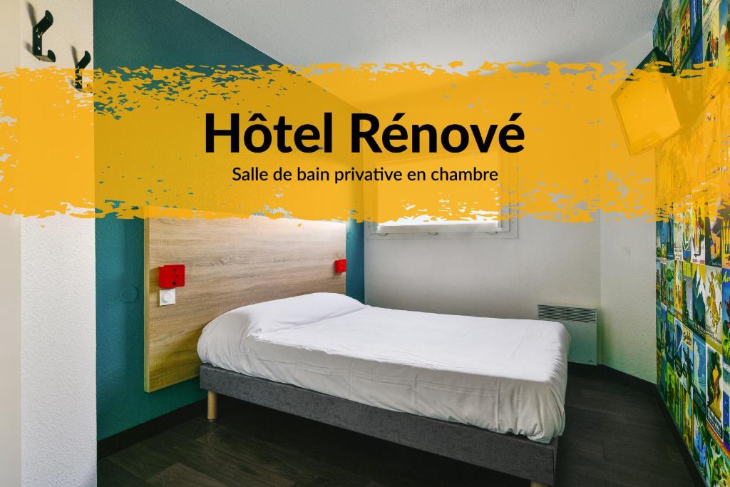 布尔日HotelF1 Bourges Le Subdray的黄色横幅的房间里一张床位