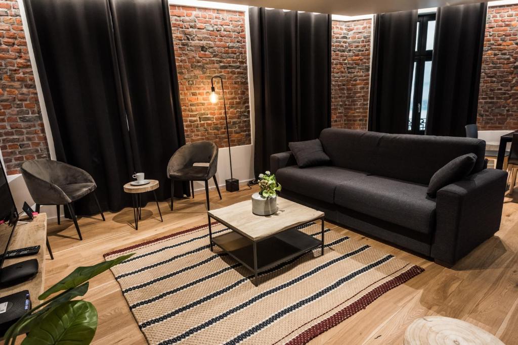 布鲁塞尔Smartflats - Bourse Brussels的客厅配有沙发和桌子