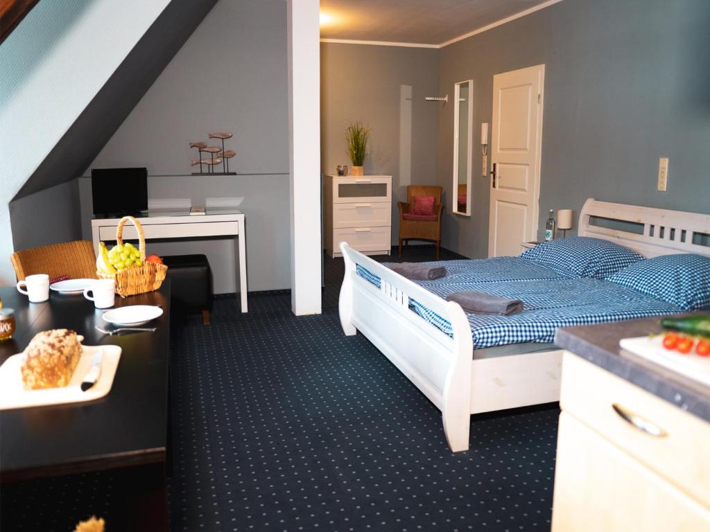 PrisdorfBett4-you Pinneberg - Prisdorf的一间小卧室,配有一张床、一张书桌和一张书桌