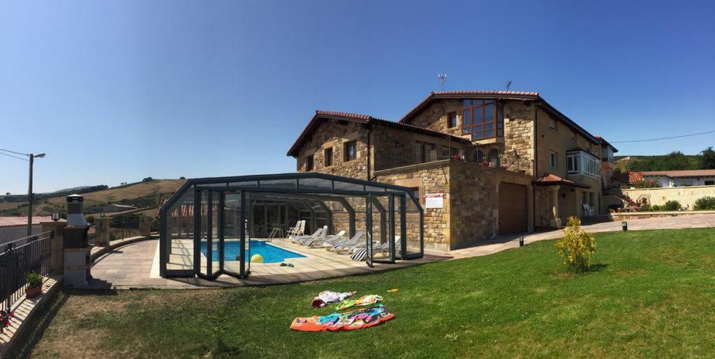 ServillasEl Palacio del Campo的庭院中带游泳池的房子
