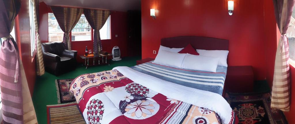 LuklaLama Hotel - Cafe De Himalaya的一间红色客房内的卧室
