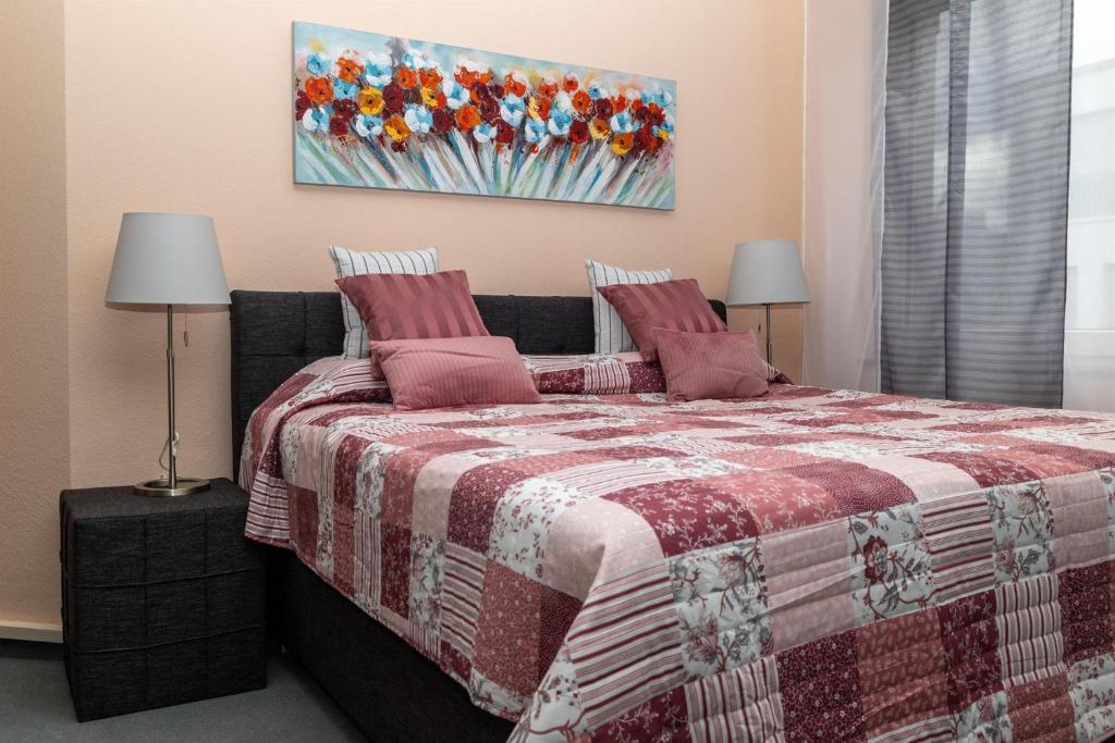 比特堡BIT-City Studio und Appartement的一间卧室配有一张带毯子和两盏灯的床。