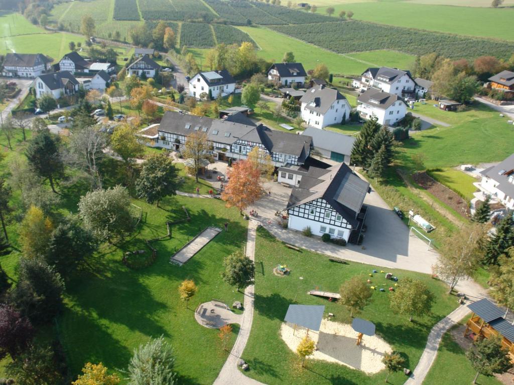 施马伦贝格Landhaus Schulte-Göbel的享有村庄的空中景致,设有房屋