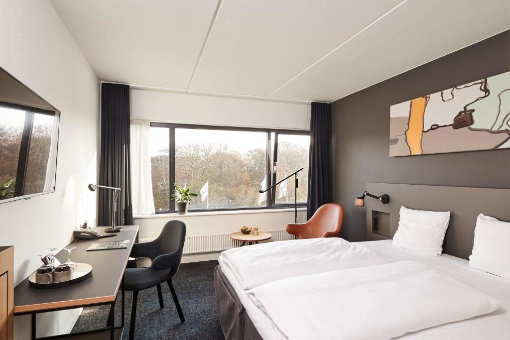 科灵卡姆维尔克尔丁酒店的配有一张床和一张书桌的酒店客房