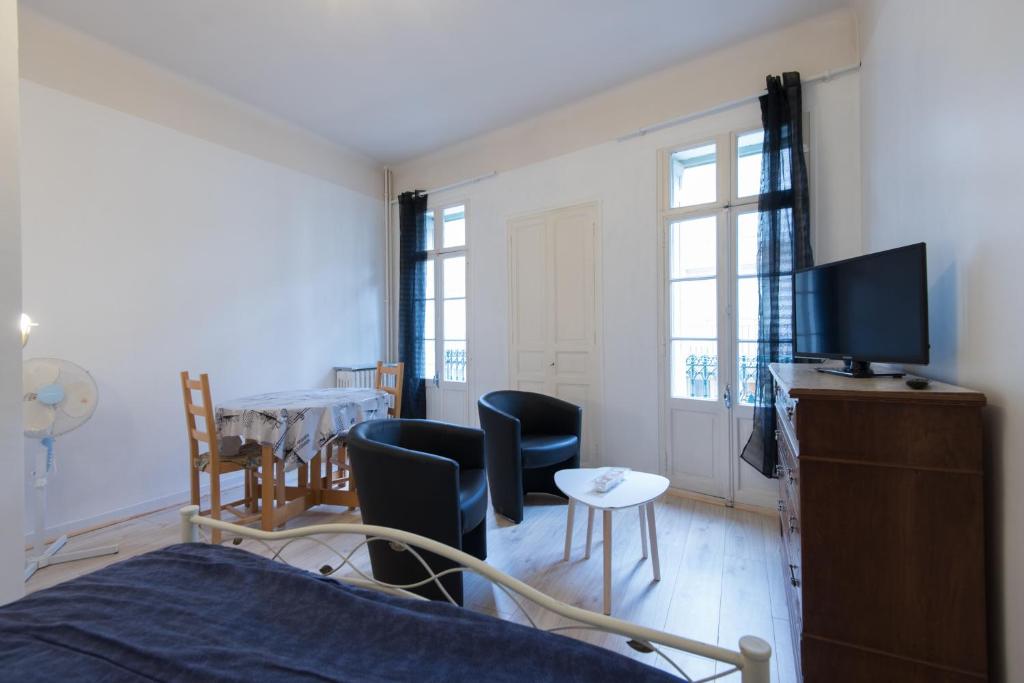 阿梅利莱班帕拉勒达T1 Rue CASTELLANE的客厅配有床和桌椅