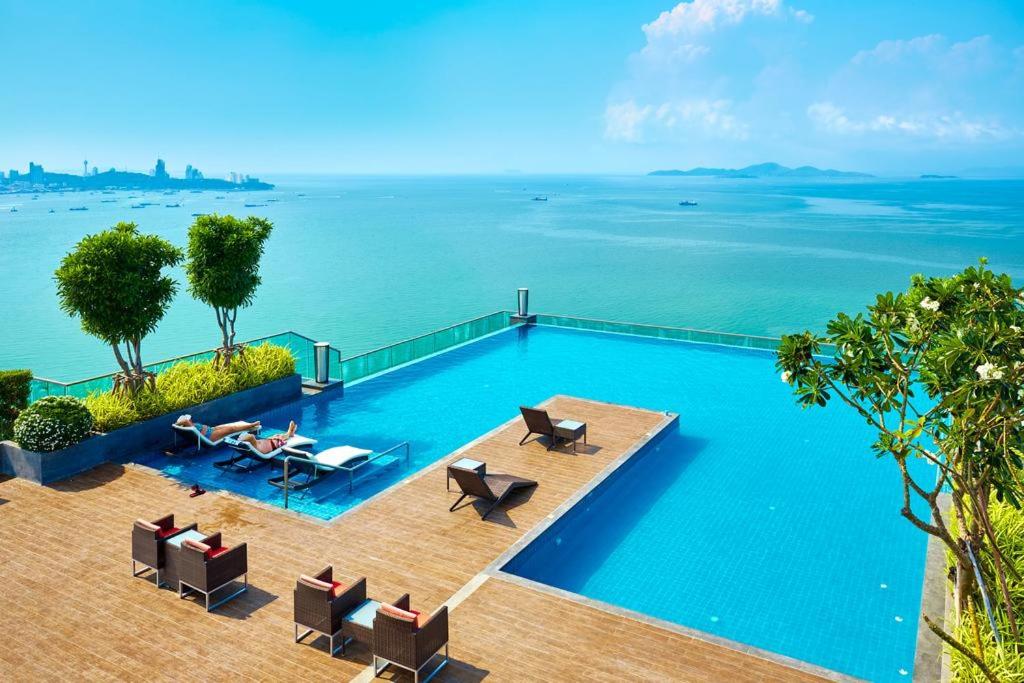 北芭堤雅Wongamat Tower High Floor&Seaview的享有水景的游泳池