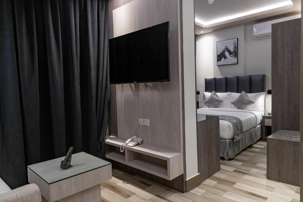 哈费尔巴廷Seven Palaces的配有一张床和一台平面电视的酒店客房