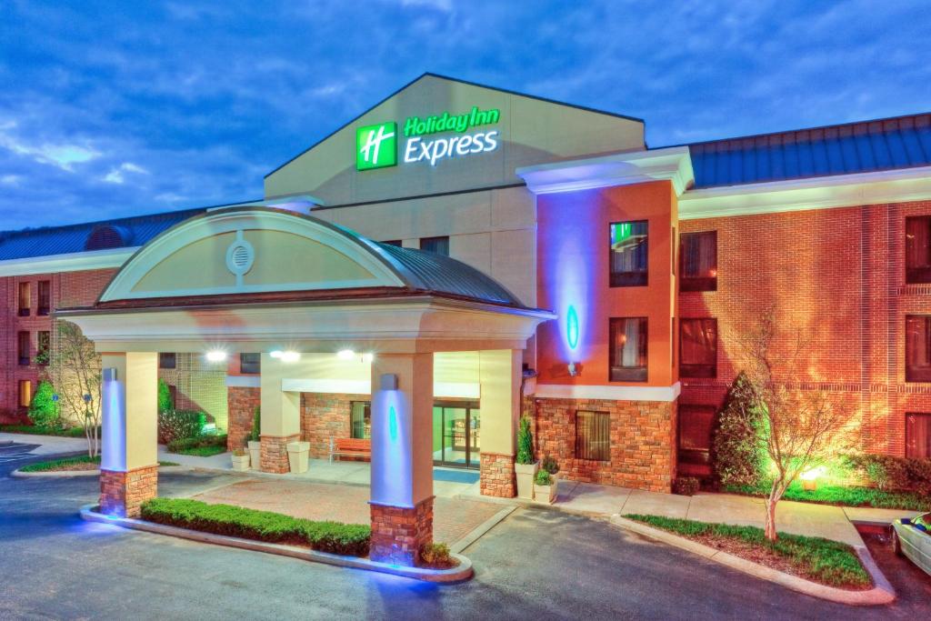 布伦特伍德Holiday Inn Express Hotel & Suites Nashville Brentwood 65S的酒店大楼前方设有凉亭