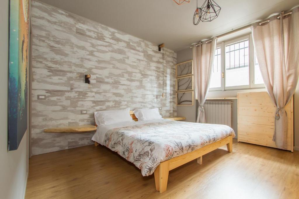 塞斯托-圣乔凡尼Maison Milan的一间卧室设有一张床和石墙