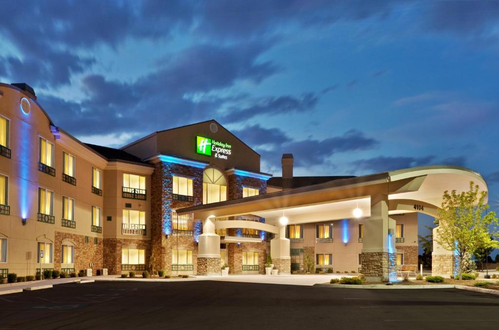 楠帕Holiday Inn Express & Suites Nampa - Idaho Center, an IHG Hotel的夜间酒店 ⁇ 染