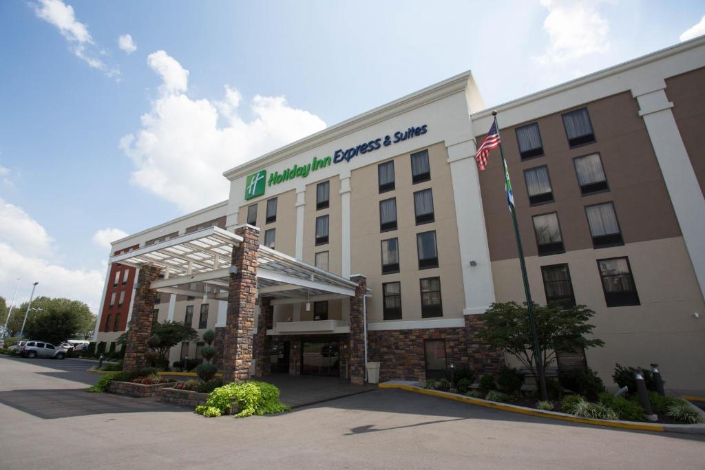 安条克Holiday Inn Express & Suites Nashville Southeast - Antioch, an IHG Hotel的前面有标志的酒店