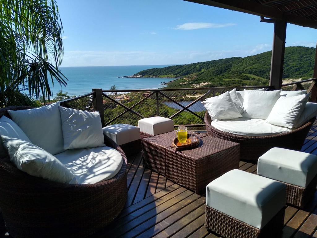 普腊亚罗萨La Roca House的海景甲板配有椅子和桌子