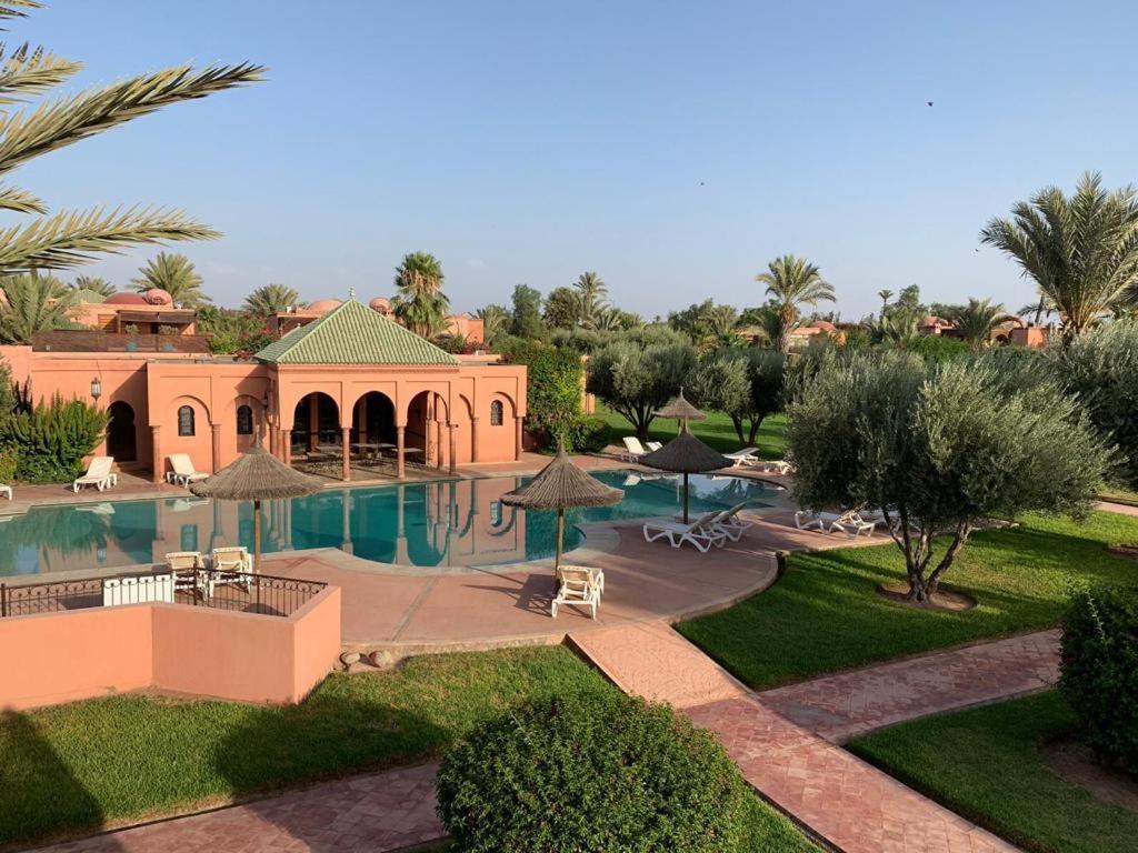 Villa avec piscine a Marrakech内部或周边的泳池