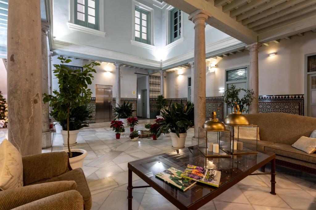 格拉纳达帕拉西奥卡布雷拉利洛公寓的带沙发和桌子的客厅