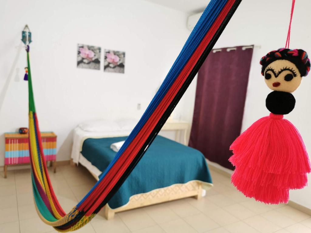 图斯特拉古铁雷斯Terraza Tuxtla的娃娃站在床前