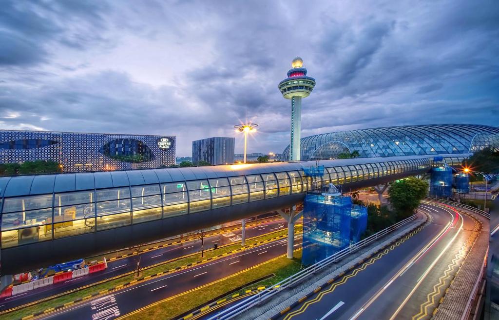 新加坡Crowne Plaza Changi Airport, an IHG Hotel的享有塔楼和高速公路的城市美景