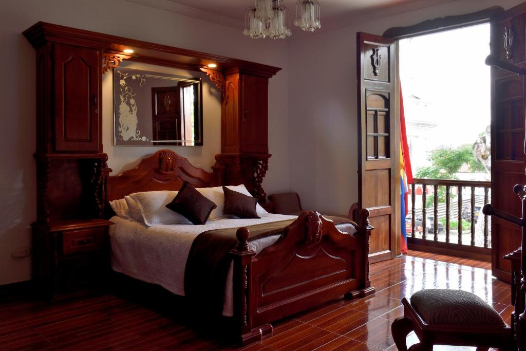 SalaminaLas Marías Family Home的一间卧室配有一张带大型木制床头板的床