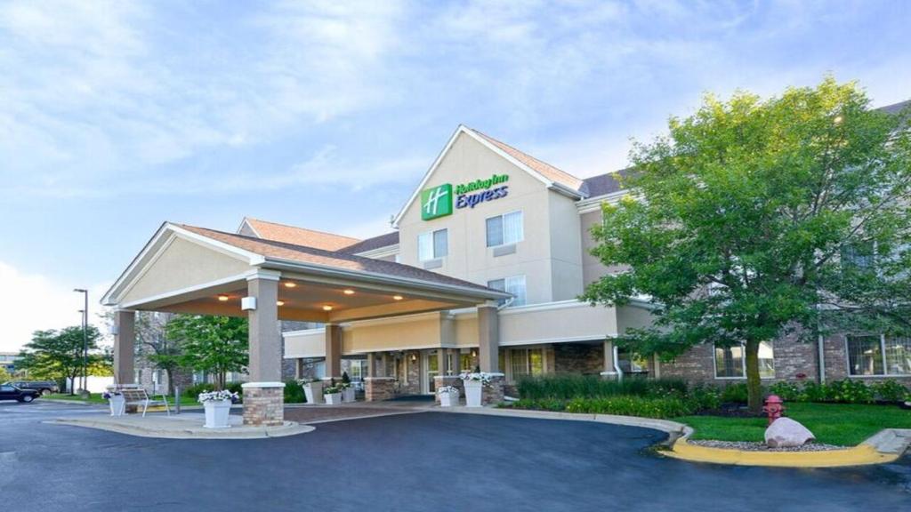 RiverwoodsHoliday Inn Express & Suites Chicago-Deerfield Lincolnshire, an IHG Hotel的坐在酒店前的人