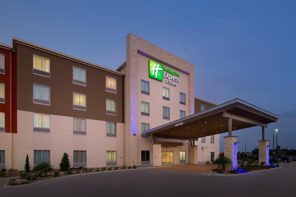 贝城Holiday Inn Express & Suites Bay City, an IHG Hotel的前面有标志的酒店