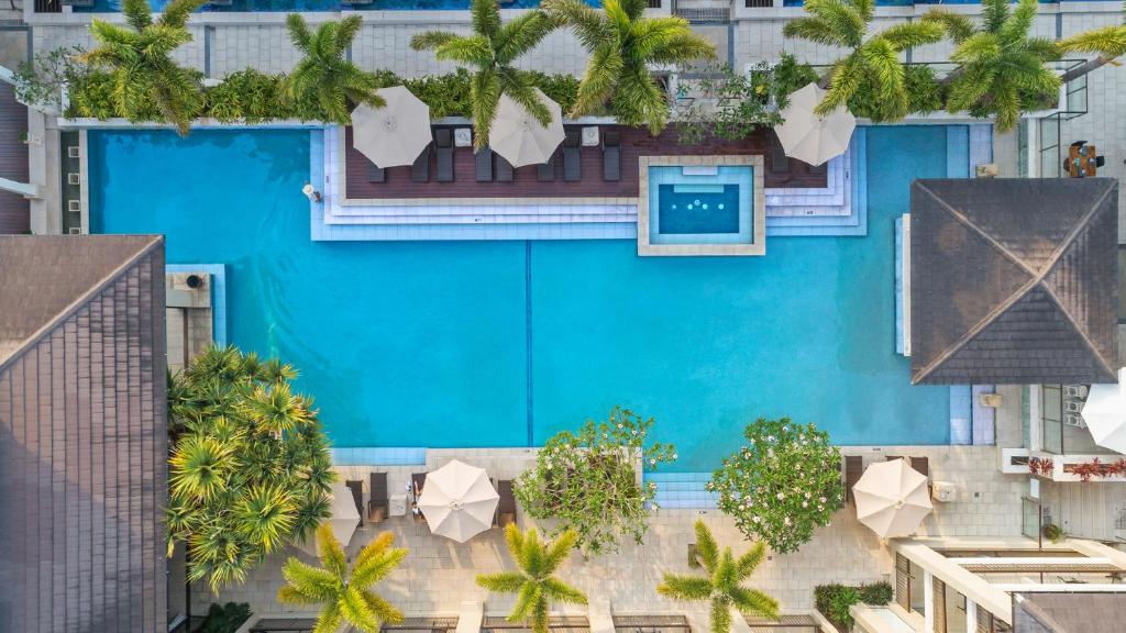 金斯克里福Oaks Casuarina Santai Resort的享有蓝色建筑的顶部景色,设有游泳池