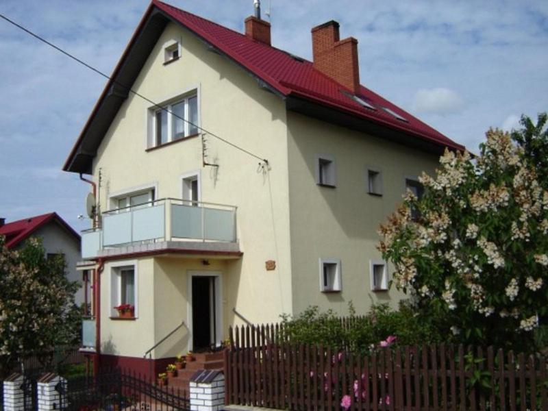 切米诺Mieszkanie Wakacyjne Adam的一座大型白色房屋,设有红色屋顶