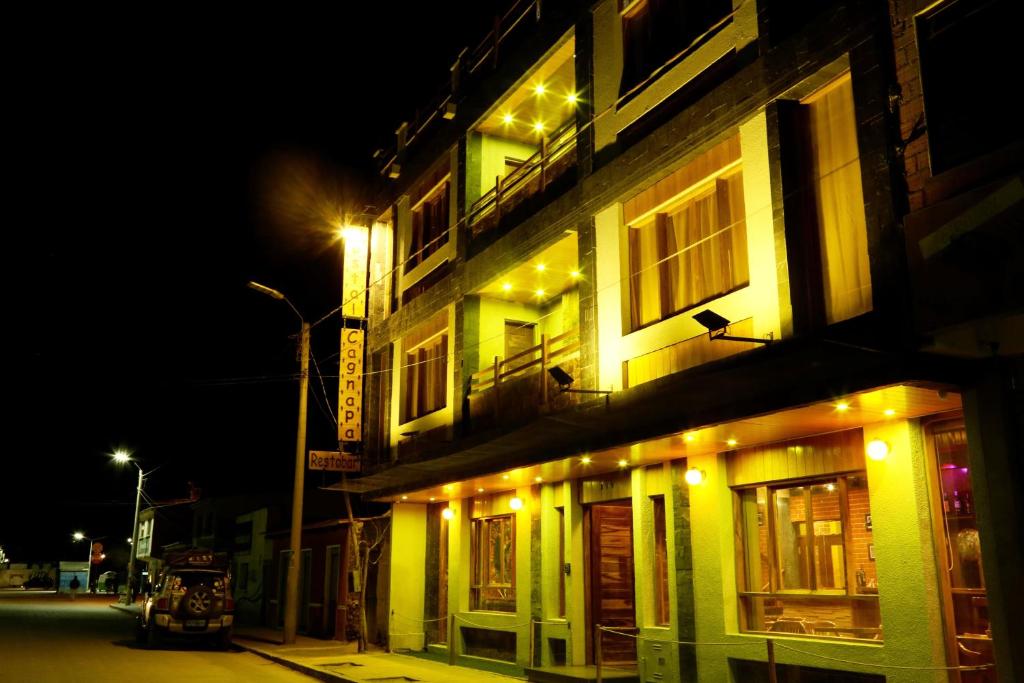 乌尤尼Hostal Cagnapa Restobar的街上的一座灯火通明的建筑