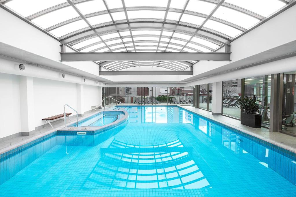墨尔本曼特拉罗素酒店的一个带玻璃天花板的大型游泳池