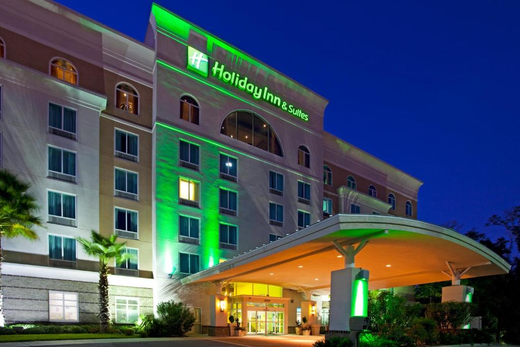 奥卡拉假日酒店及套房奥卡拉会议中心的前面有绿灯的酒店