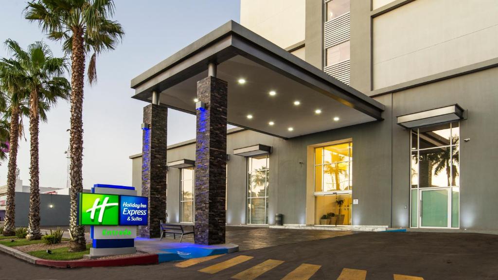 奥夫雷贡城Holiday Inn Express & Suites - Ciudad Obregon, an IHG Hotel的前面有标志的建筑