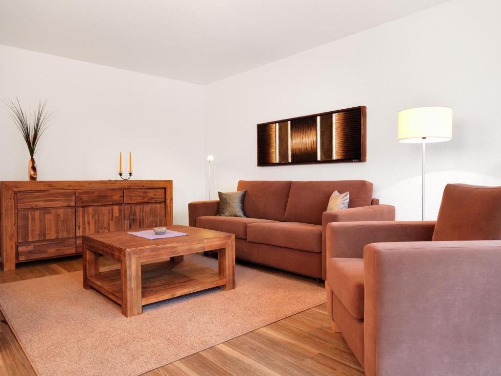 蒂门多夫Haus Südwester Strandschnecke的客厅配有两张沙发和一张咖啡桌