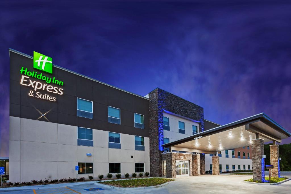 CoffeyvilleHoliday Inn Express & Suites - Coffeyville, an IHG Hotel的晚上酒店外部的景色