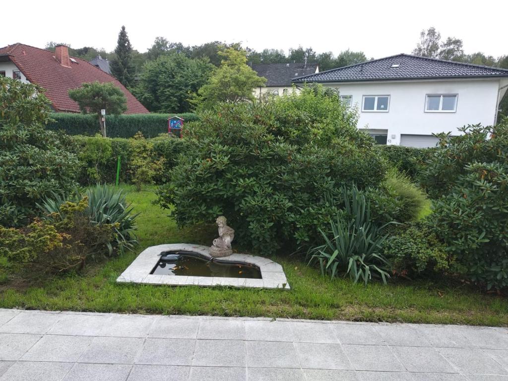 NistertalGemütliche Ferienwohnung mit Kamin und Sauna!的花园中的一个雕像