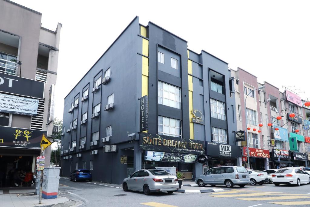 吉隆坡Suite Dreamz Hotel的一条在大楼前停放汽车的街道