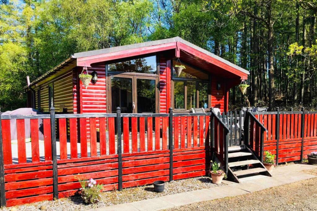 罗厄德南Lomond Lodge的红色的小房子,有红色的栅栏