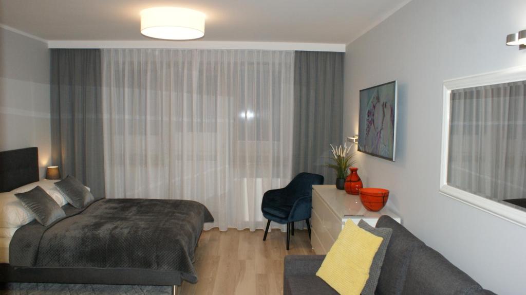 斯维诺乌伊希切Apartament Agata的一间卧室配有一张床和一张沙发