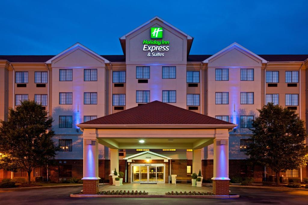 印第安纳波利斯Holiday Inn Express & Suites Indianapolis - East, an IHG Hotel的晚上酒店外部的景色