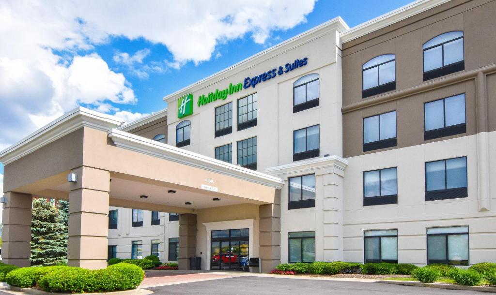 印第安纳波利斯Holiday Inn Express & Suites - Indianapolis Northwest, an IHG Hotel的医院建筑物的 ⁇ 染