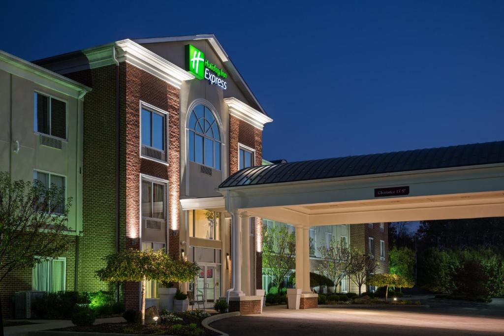 WarrenHoliday Inn Express Hotel & Suites Youngstown North-Warren/Niles, an IHG Hotel的建筑一侧有标志的酒店