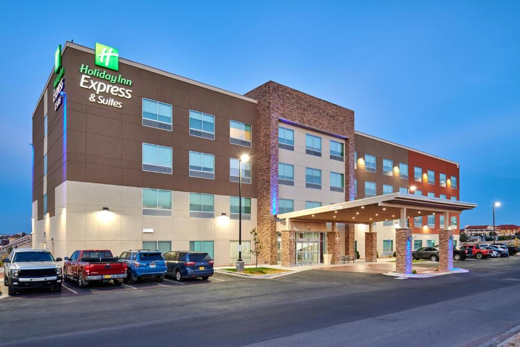 埃尔帕索Holiday Inn Express & Suites El Paso East-Loop 375, an IHG Hotel的停车场内有车辆的旅馆