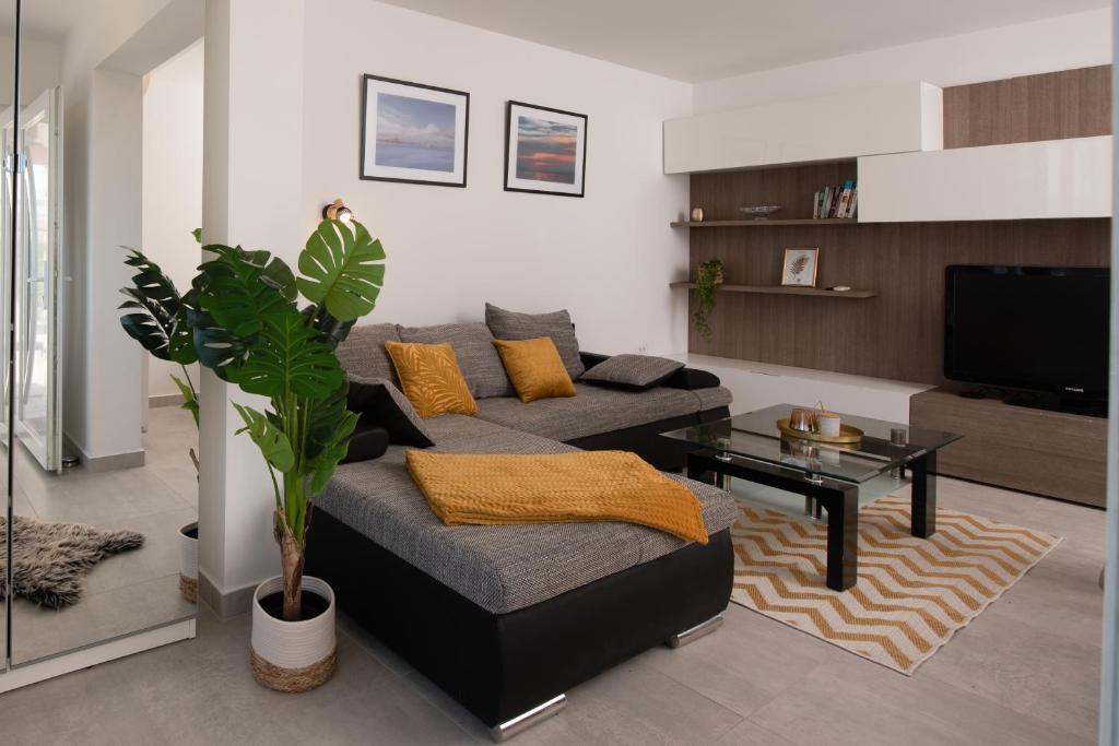 奥帕提亚Apartment Stella的客厅配有沙发和桌子