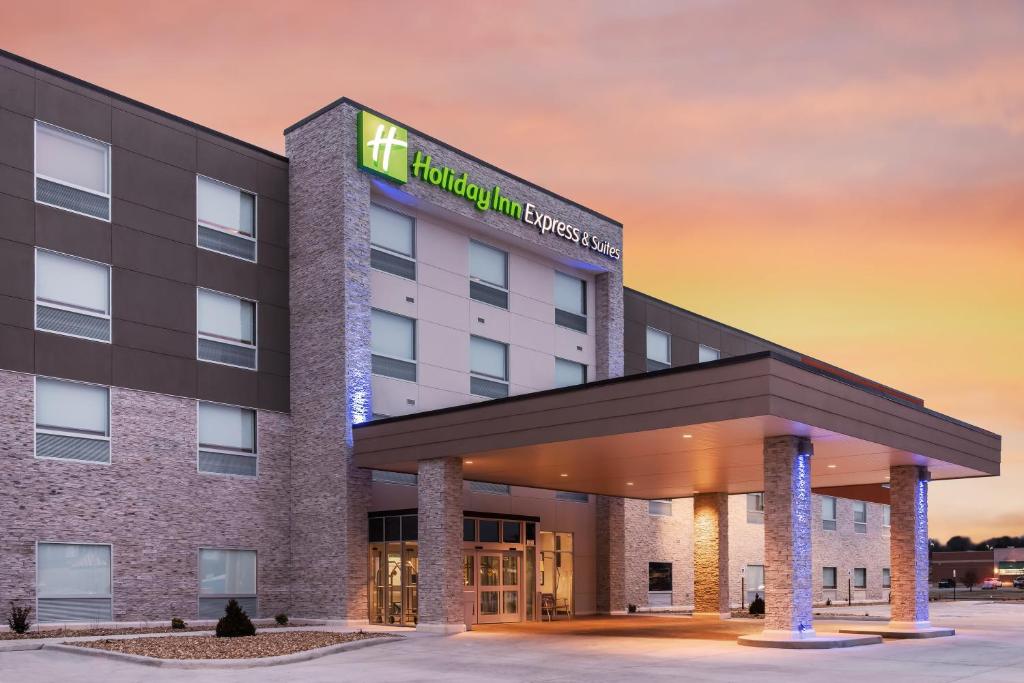 West PlainsHoliday Inn Express & Suites West Plains Southwest, an IHG Hotel的建筑前面的 ⁇ 染