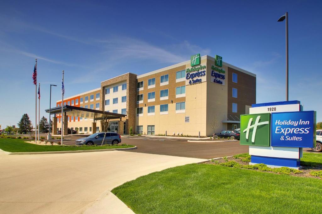 芬德利Holiday Inn Express & Suites Findlay North, an IHG Hotel的建筑前有标志的酒店