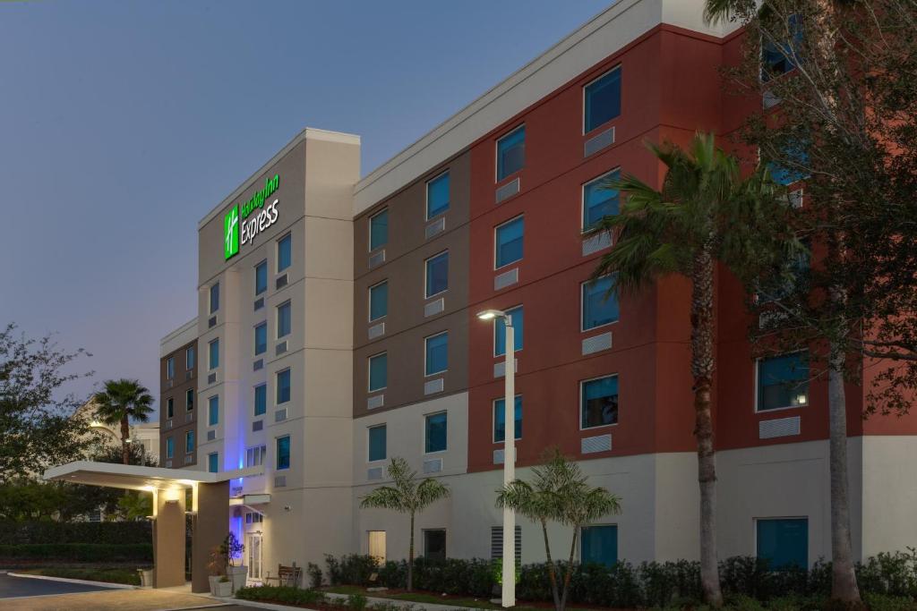 劳德代尔堡Holiday Inn Express Hotel & Suites Fort Lauderdale Airport/Cruise Port, an IHG Hotel的享有酒店外部的景色