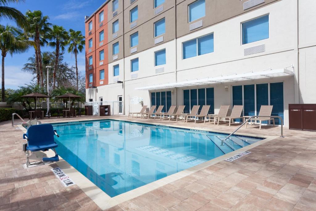 劳德代尔堡Holiday Inn Express Hotel & Suites Fort Lauderdale Airport/Cruise Port, an IHG Hotel的大楼前的游泳池