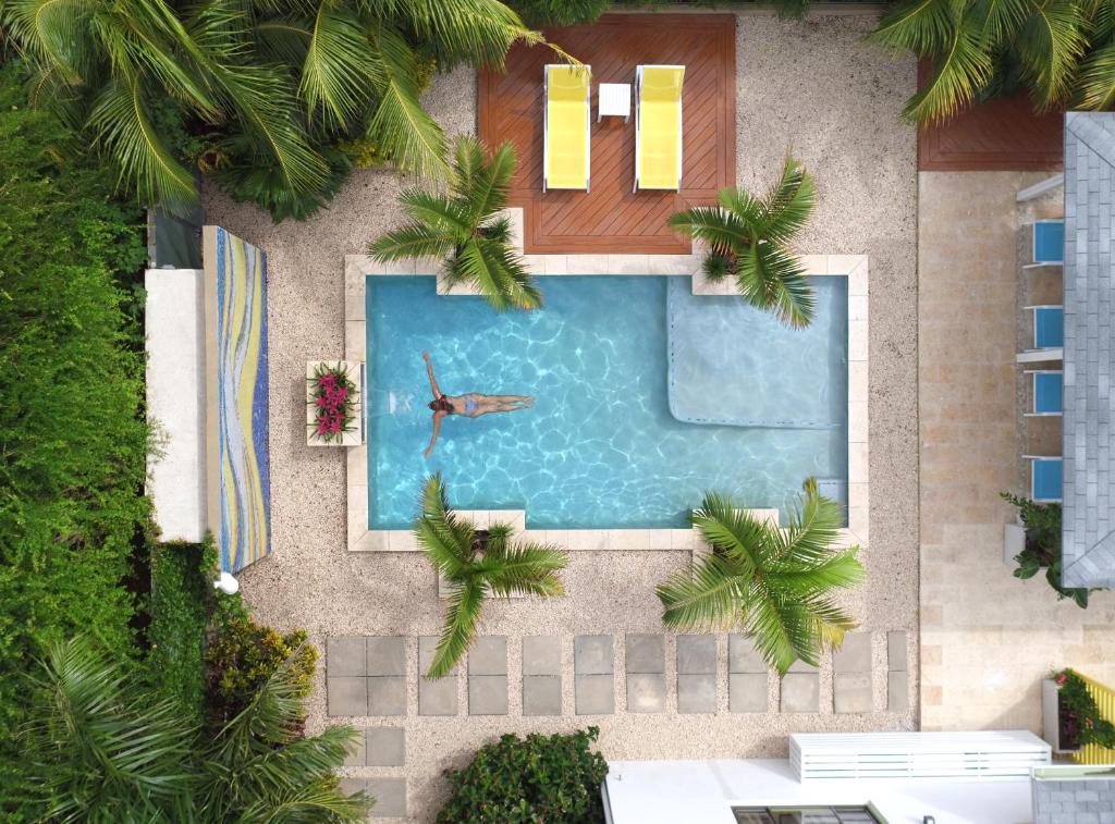 棕榈滩布巴里布利斯一室公寓的游泳池的顶部景色,有男士游泳