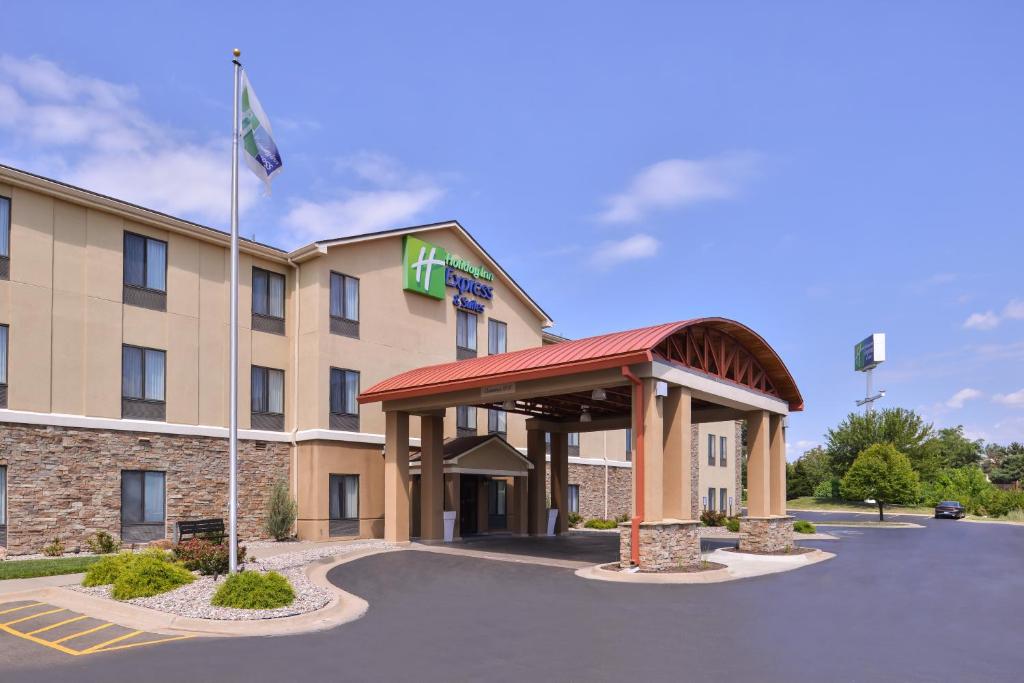 托皮卡Holiday Inn Express & Suites Topeka West I-70 Wanamaker, an IHG Hotel的停车场内的一个凉亭酒店