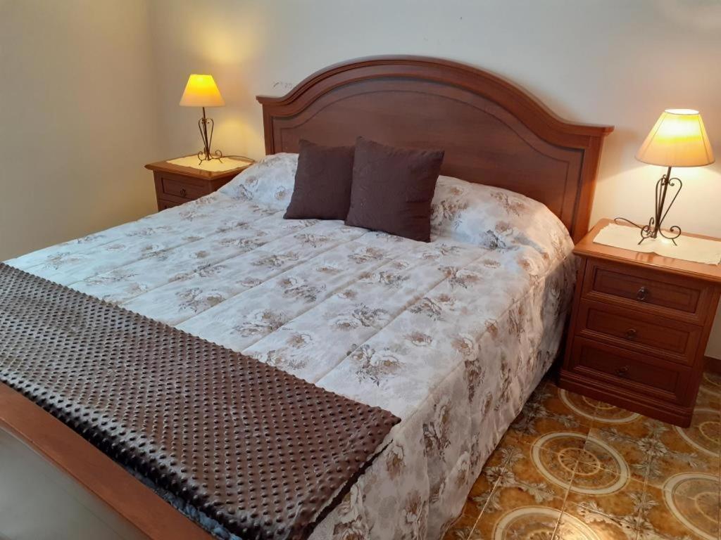 奥罗塞伊Casa Ombrina的一间卧室配有一张带2个床头柜的大床