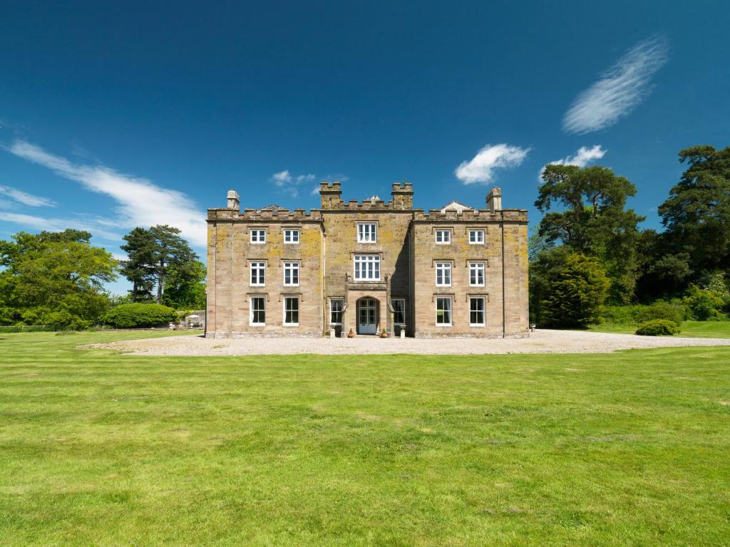 赫里福德Newcourt Manor的草地上的一座古老城堡